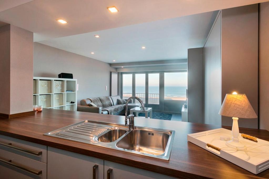 Montezuma Luxe Studio Met Frontaal Zeezicht Zonder Aparte Slaapkamer Apartment Остенде Екстериор снимка